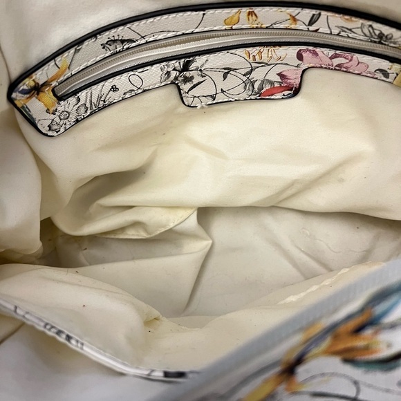 White Floral Leather Crossbody Handbag - Picture 7 of 9